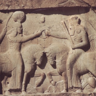 Investidura ecuestre de Ardashir I por Ahura Mazdā. Escultura en piedra cerca de Persépolis