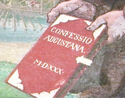 La Confesión Augustana,sostenida por las manos de Melanchthon