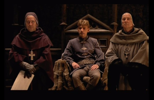 Fotograma de Enrique V, de Kenneth BranaghHenry Chichele (a la izquierda) caracterizado por Charles Kay