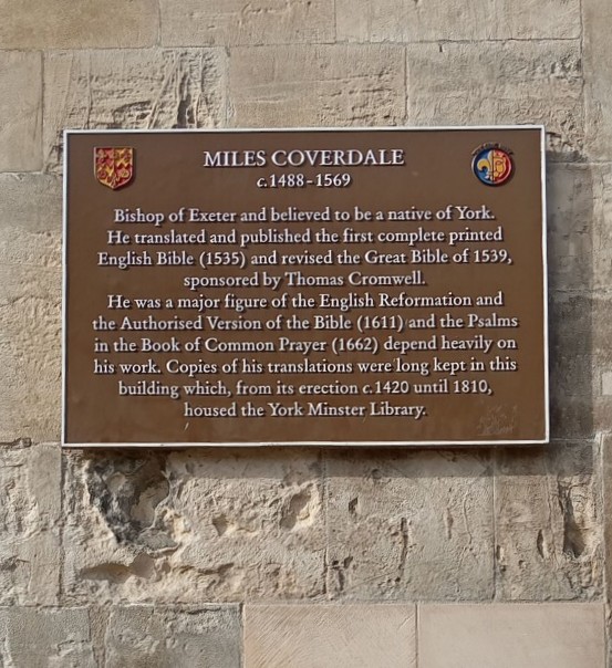 Placa conmemorativa de Miles Coverdale en la fachada de la catedral de YorkFotografía de Wenceslao Calvo