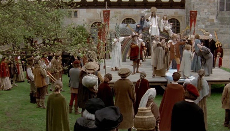 Escenificación de un drama religioso en la película Lutero