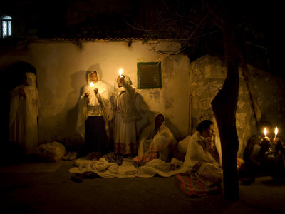 Cristianos ortodoxos etíopes congregados para la procesión del Fuego sagrado, iglesia del Santo Sepulcro