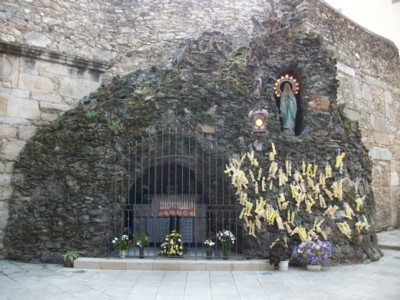 Exvotos a la Virgen en una iglesia en Viveiro, España.Fotografía de Wenceslao Calvo