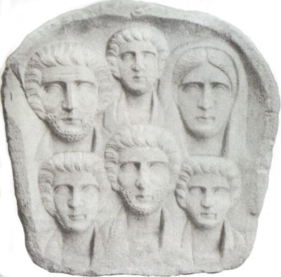 Estela que representa las cabezas de los miembros de unafamilia romana (siglo I d. C.). Museo de Salónica