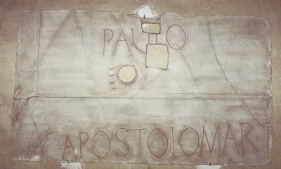 Inscripción del tiempo de Constantino en la sepultura de Pablo. La inscripción en rojo en latín dice: 'A Pablo, apóstol y mártir