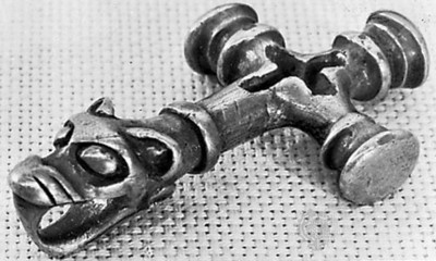 Imagen de plata que muestra el sincretismo pagano(martillo de Thor) y cristiano (cruz); hallada al sur de Islandia.Museo Nacional, Reykjavík. Fotografía de Gisli Gestsson