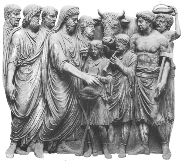 Marco Aurelio, cuarto por la izquierda, ejerciendo como sacerdote