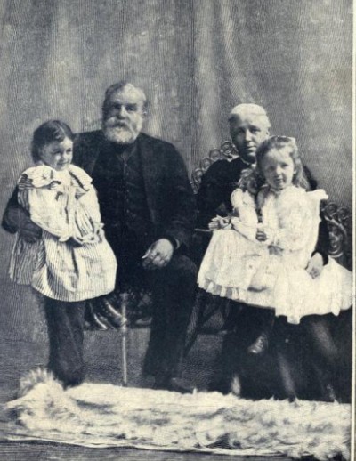 Moody y su esposa con sus nietas