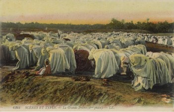 Musulmanes argelinos participan de la oración