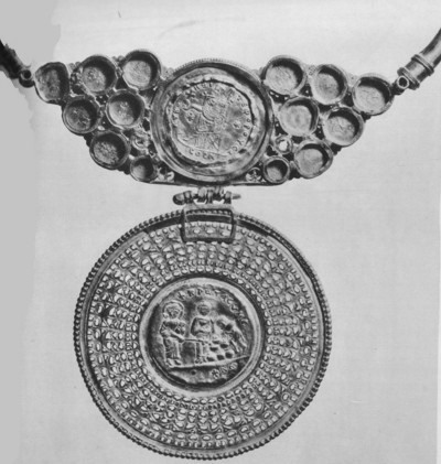 Adornos de garganta y pecho en oro. Tomet, Assiut (Egipto). Siglo V