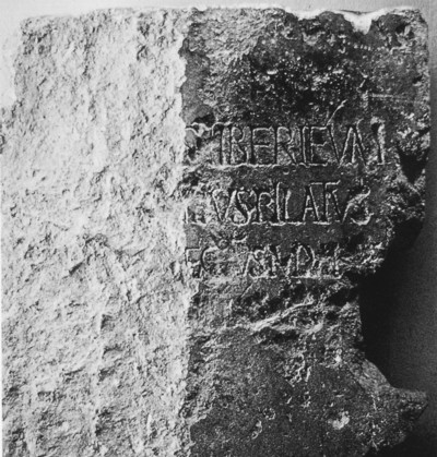 Inscripción con el nombre de Pilato (segunda línea)