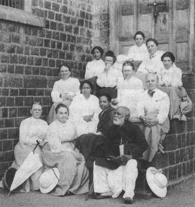 Pandita Ramabai, segunda fila desde abajo, segunda por la izquierda